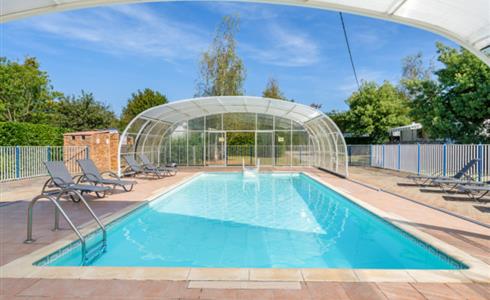 Galerie photo de la piscine couverte et chauffée du camping le grearn*** à  Ambon dans le sud Morbihan